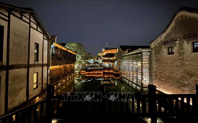 Khung cảnh thơ mộng, huyền ảo tại thị trấn cổ có tuổi đời hơn 1.300 năm mỗi khi đêm xuống. Ảnh: Công Tuyên-PV TTXVN tại Trung Quốc
