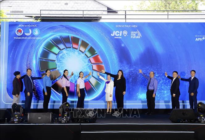 Ban tổ chức và đại biểu thực hiện nghi thức khai mạc Ngày hội. Ảnh: Hồng Giang - TTXVN