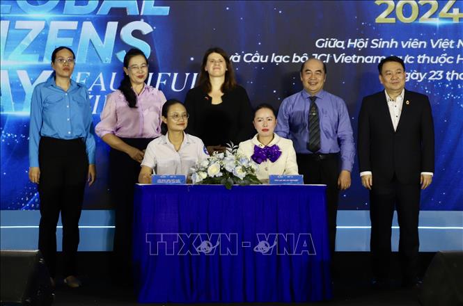 Lễ ký kết chương trình Mentoring (cố vấn) 2024 - 2025 giữa JCI Việt Nam và Hội Sinh viên Việt Nam Thành phố Hồ Chí Minh tại Ngày hội. Ảnh: Hồng Giang - TTXVN