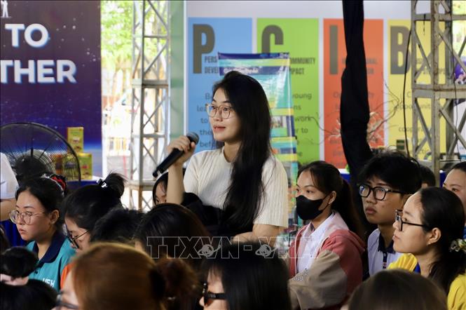 Sinh viên phát biểu ý kiến tại Tọa đàm “Trở thành công dân toàn cầu với dự án quốc tế khi ở tại Việt Nam”. Ảnh: Hồng Giang - TTXV