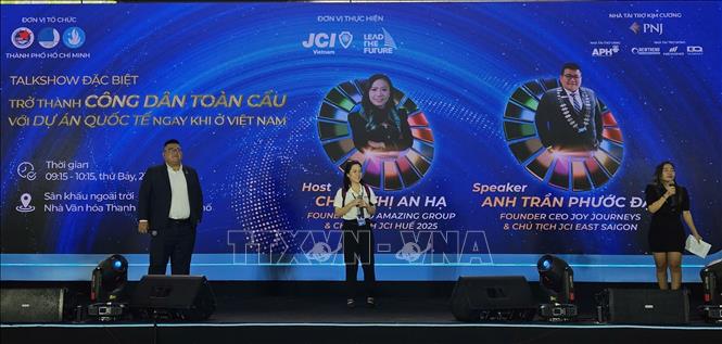 Các diễn giả phát biểu giao lưu cùng sinh viên trong Tọa đàm “Trở thành công dân toàn cầu với dự án quốc tế khi ở tại Việt Nam“ thuộc khuôn khổ Ngày hội. Ảnh: Hồng Giang - TTXVN