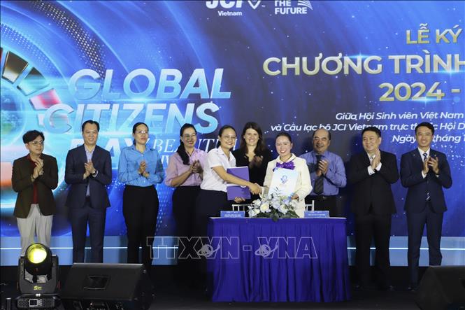 Lễ ký kết chương trình Mentoring (cố vấn) 2024 - 2025 giữa JCI Việt Nam và Hội Sinh viên Việt Nam Thành phố Hồ Chí Minh tại Ngày hội. Ảnh: Hồng Giang - TTXVN