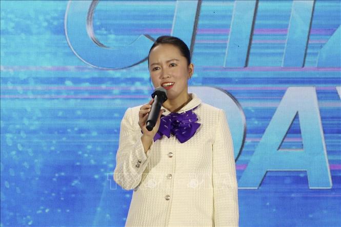 Chị Trần Phương Ngọc Thảo, Phó Chủ tịch Hội Doanh nhân trẻ Thành phố Hồ Chí Minh, Chủ tịch JCI Việt Nam đại diện Ban tổ chức phát biểu khai mạc Ngày hội. Ảnh: Hồng Giang - TTXVN