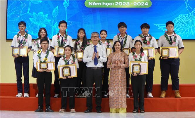 Tuyên dương, khen thưởng những học sinh có thành tích xuất sắc trong năm học 2023 - 2024. Ảnh: Nhựt An - TTXVN