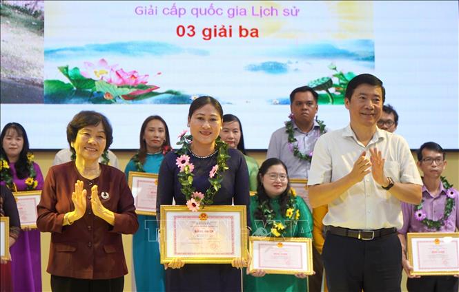 Tuyên dương, khen thưởng giáo viên có thành tích xuất sắc trong năm học 2023 - 2024. Ảnh: Nhựt An - TTXVN