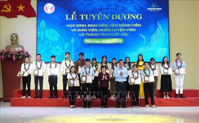 Những sinh viên đạt thành tích xuất sắc trong học tập được tuyên dương, khen thưởng. Ảnh: Nhựt An - TTXVN