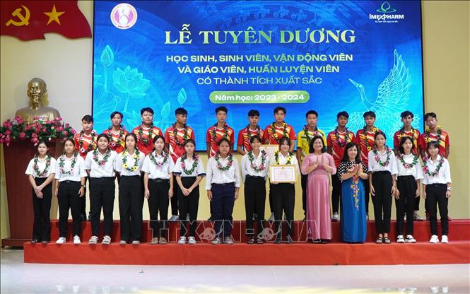 Tuyên dương vận động viên có thành tích xuất sắc trong năm 2023 - 2024. Ảnh: Nhựt An - TTXVN