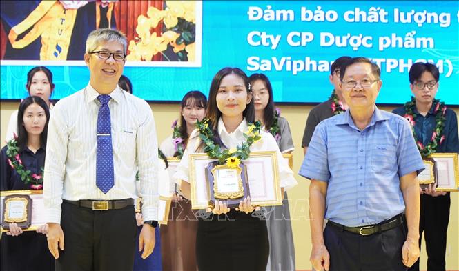 Tuyên dương, khen thưởng sinh viên có thành tích xuất sắc trong học tập. Ảnh: Nhựt An - TTXVN