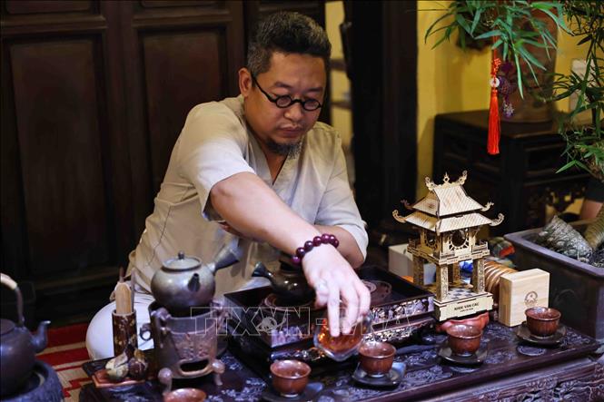 Nghệ nhân trà Nguyễn Cao Sơn trình diễn pha trà. Ảnh: Minh Đức – TTXVN