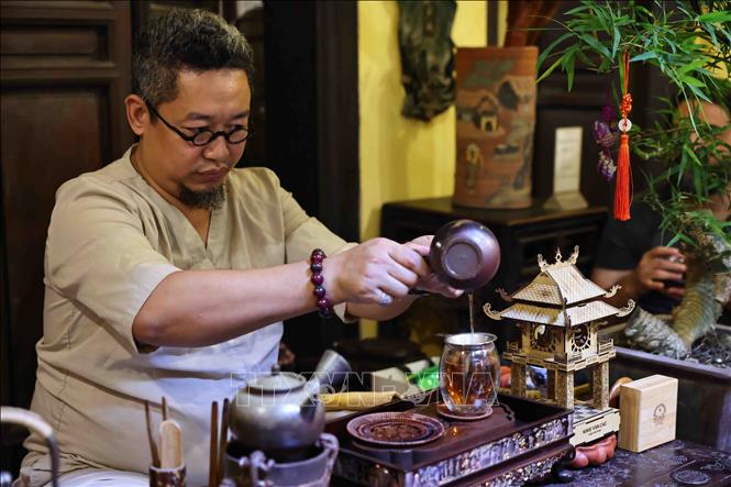 Nghệ nhân trà Nguyễn Cao Sơn trình diễn pha trà. Ảnh: Minh Đức – TTXVN