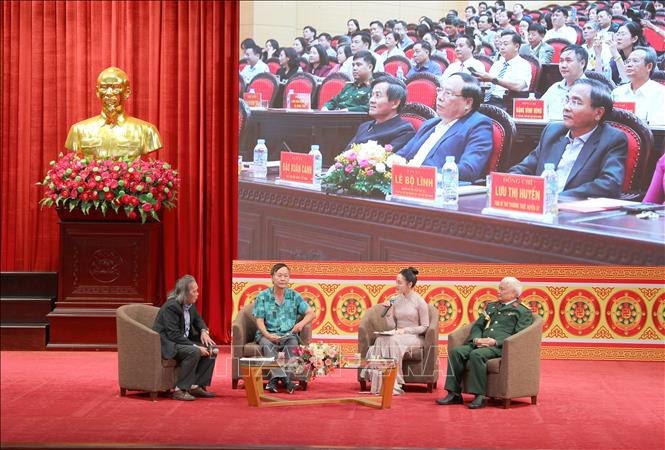 Các nhà khoa học, nhà nghiên cứu trao đổi tại tọa đàm. Ảnh: Thùy Dung - TTXVN