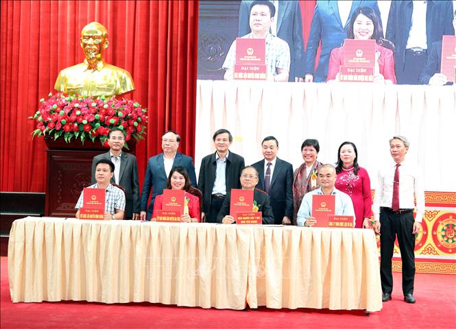 Ký kết hợp tác giữa Viện nghiên cứu Y học Đinh Tiên Hoàng với UBND huyện Gia Viễn, Hợp tác xã Dược liệu Nguyễn Minh Không, Công ty TNHH dược liệu Vũ Gia trong nghiên cứu dược liệu và chuyển giao kỹ thuật trồng, chế biến dược liệu. Ảnh: Thùy Dung - TTXVN