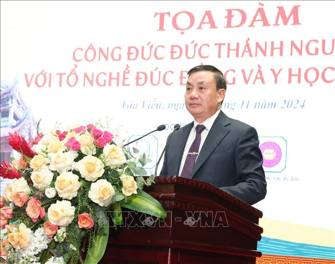Bí thư Huyện ủy Gia Viễn Hoàng Mạnh Hùng phát biểu khai mạc tọa đàm. Ảnh: Thùy Dung - TTXVN