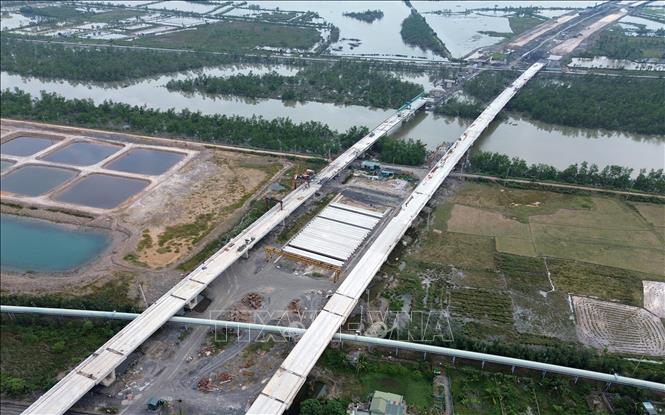 Cầu Kênh Đào và cầu Tổ Hợp đã thi công xong kết cấu chính và thảm mặt cầu. Ảnh: Quốc Khánh - TTXVN