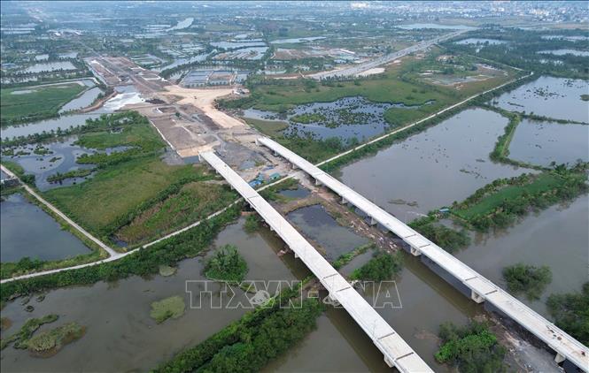 Cầu Kênh Đào và cầu Tổ Hợp đã thi công xong kết cấu chính và thảm mặt cầu. Ảnh: Quốc Khánh - TTXVN