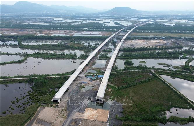 Cầu Kênh Đào và cầu Tổ Hợp đã thi công xong kết cấu chính và thảm mặt cầu. Ảnh: Quốc Khánh - TTXVN