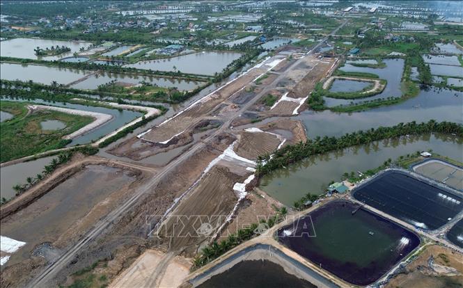 Trên công trường gói thầu 08 từ Km1+327 đến Km 14+670, đoạn qua thành phố Uông Bí và thành phố Đông Triều. Ảnh: Quốc Khánh - TTXVN