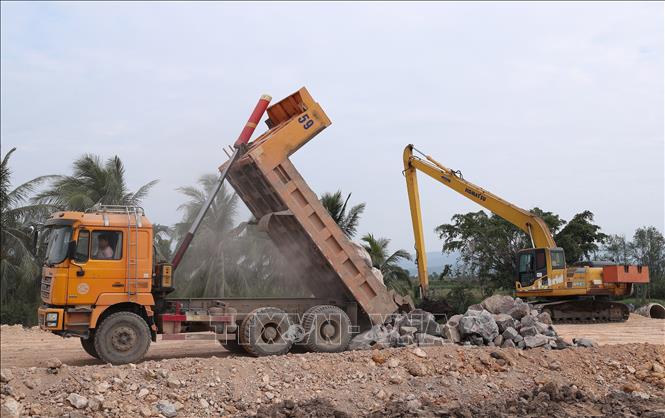 Nhà thầu triển khai thi công tuyến từ thành phố Uông Bí đi thành phố Đông Triều. Ảnh: Quốc Khánh - TTXVN