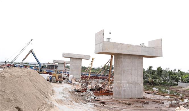 Các trụ T2, T3, T3 cầu bắc qua sông Uông (thị xã Quảng Yên) đã được hoàn thành. Ảnh: Quốc Khánh - TTXVN