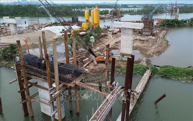 Triển khai thi công trụ T5 cầu bắc qua sông Uông, thị xã Quảng Yên. Ảnh: Quốc Khánh - TTXVN
