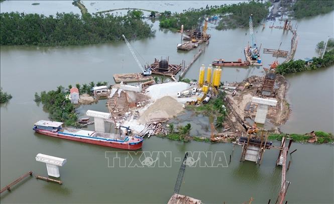 Nhà thầu đang tích cực triển khai thi công trụ bê tông cầu bắc qua sông Uông (thị xã Quảng Yên). Ảnh: Quốc Khánh - TTXVN