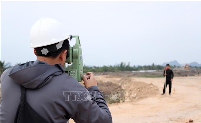 Nhà thầu triển khai thi công tuyến từ thành phố Uông Bí đi thành phố Đông Triều. Ảnh: Quốc Khánh - TTXVN