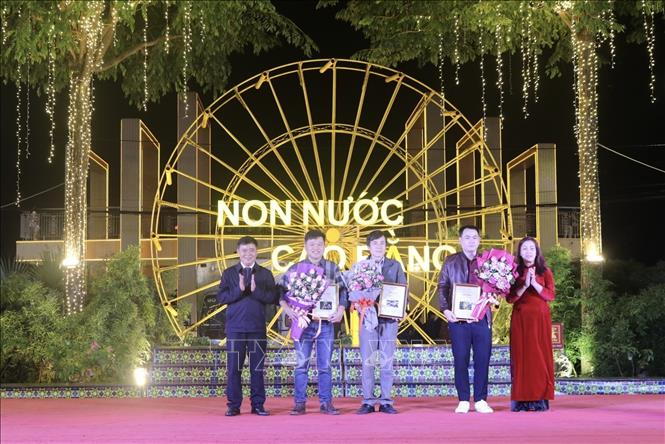 Ban Tổ chức trao giải Ba cho các tác giả đạt giải Cuộc thi ảnh đẹp 