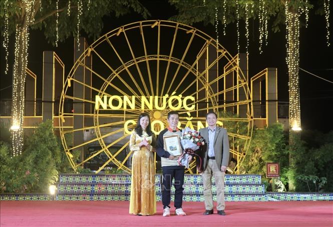 Ban Tổ chức trao giải Nhất cho tác giả đạt giải Cuộc thi ảnh đẹp 