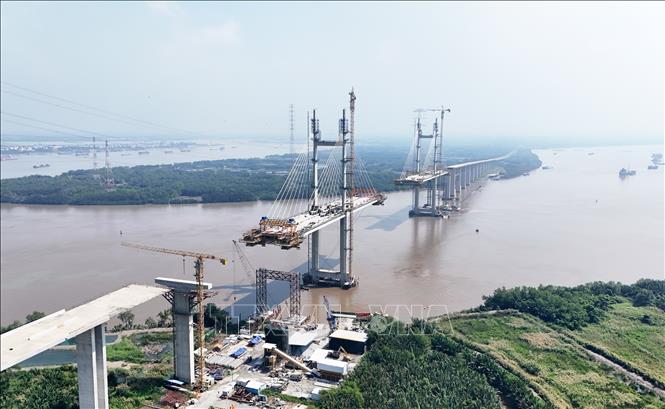 Cầu Bình Khánh có tổng vốn đầu tư hơn 2.800 tỷ đồng, Sau khi hoàn thiện cầu, tuyến cao tốc Bến Lức - Long Thành sẽ được thông suốt từ cao tốc Thành phố Hồ Chí Minh - Trung Lương đến hết địa bàn Thành phố. Ảnh: Hồng Đạt - TTXVN
