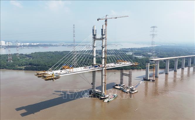 Thi công trụ cầu Bình Khánh cao 155m phía huyện Cần Giờ, kết nối nhịp chính giữa lòng sông Soài Rạp. Ảnh: Hồng Đạt - TTXVN
