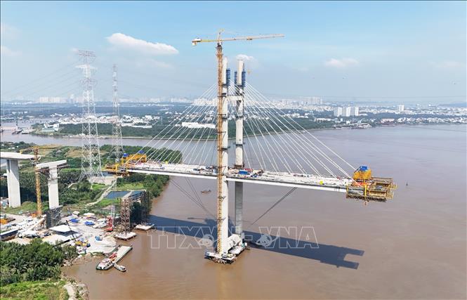 Thi công trụ cầu Bình Khánh cao 155m phía huyện Nhà Bè, kết nối nhịp chính giữa lòng sông Soài Rạp. Ảnh: Hồng Đạt - TTXVN
