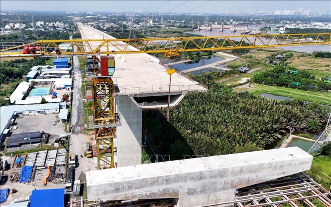 Phần đường dẫn lên cầu Bình Khánh phía huyện Nhà Bè đang được thi công. Ảnh: Hồng Đạt - TTXVN
