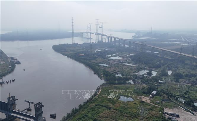 Cầu Bình Khánh bắc qua sông Soài Rạp, nối huyện Cần Giờ với huyện Nhà Bè, là cây cầu lớn nhất trên cao tốc Bến Lức - Long Thành với tổng vốn đầu tư hơn 2.800 tỷ đồng. Ảnh: Hồng Đạt - TTXVN
