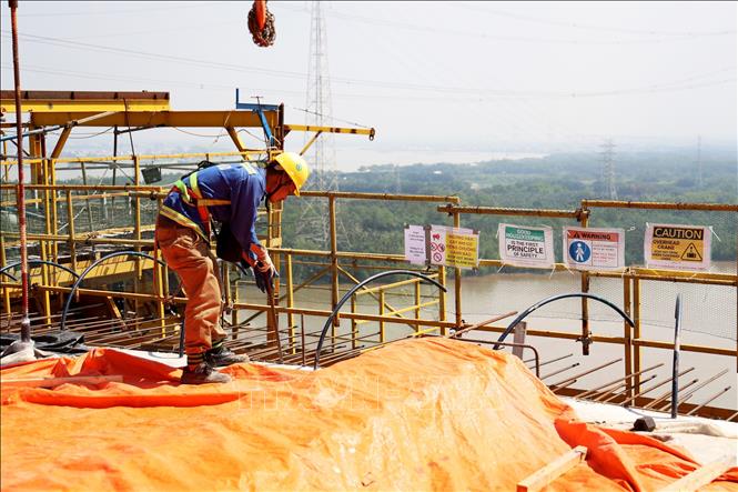 Công trường thi công cầu Bình Khánh đảm bảo an toàn với các biển cảnh báo. Ảnh: Hồng Đạt - TTXVN

