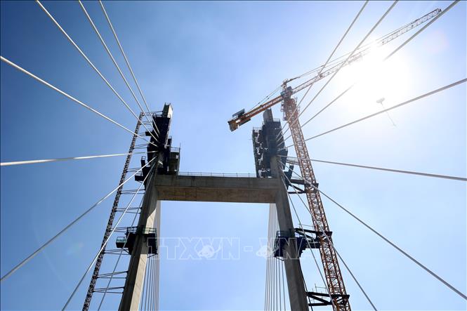 Thi công kéo dây văng trên trụ cầu Bình Khánh. Ảnh: Hồng Đạt - TTXVN
