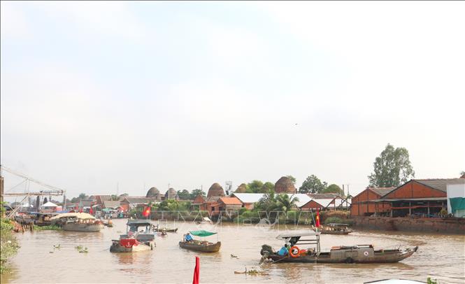 Khung cảnh mua bán được tái hiện trong không gian Trên bến dưới thuyền tại kênh Thầy Cai, huyện Mang Thít, tỉnh Vĩnh Long. Ảnh: Lê Thúy Hằng - TTXVN