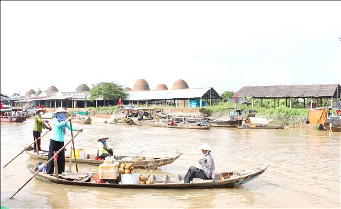 Tái hiện không gian Trên bến dưới thuyền tại kênh Thầy Cai, huyện Mang Thít, tỉnh Vĩnh Long. Ảnh: Lê Thúy Hằng - TTXVN
