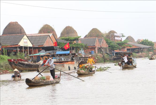 Khung cảnh mua bán được tái hiện trong không gian Trên bến dưới thuyền tại kênh Thầy Cai, huyện Mang Thít, tỉnh Vĩnh Long. Ảnh: Lê Thúy Hằng - TTXVN