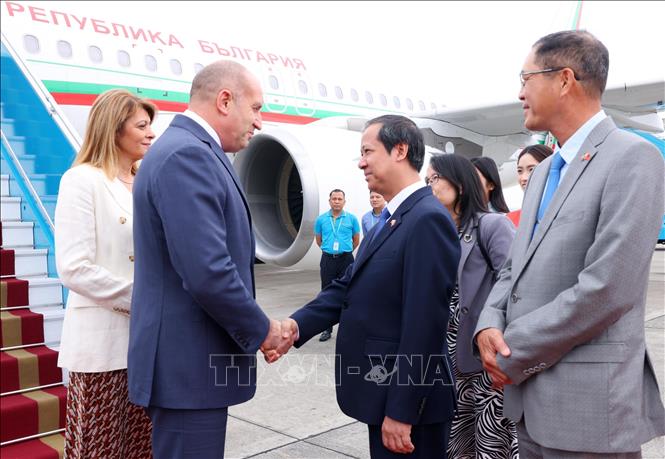 Minister of Education and Training Nguyen Kim Son welcomes President of the Republic of Bulgaria Rumen Radev and his spouse at Noi Bai International Airport. VNA Photo: Phạm Kiên