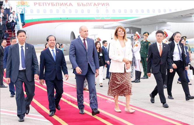 President of the Republic of Bulgaria Rumen Radev and his spouse arrives in Hanoi, beginning their official visit to Vietnam from November 24-28. VNA Photo: Phạm Kiên