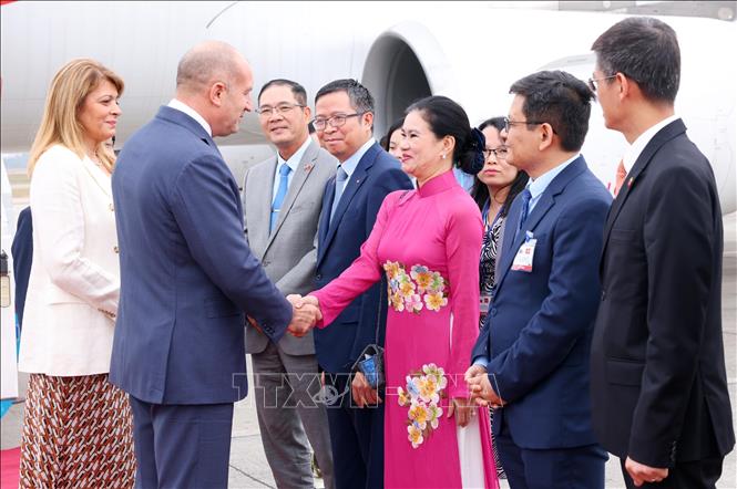 Vietnamese Ambassador to Bulgaria Do Hoang Long, representatives from the Ministry of Foreign Affairs and the Presidential Office welcome President of the Republic of Bulgaria Rumen Radev and his spouse at Noi Bai International Airport. VNA Photo: Phạm Kiên