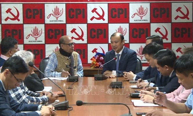 The delegation from the Communist Review led by its Editor-in-Chief Assoc. Prof Le Hai Binh visits the headquarters of the Communist Party of India (CPI). VNA Photo: Quang Trung