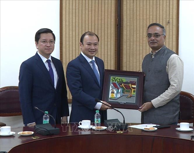 The delegation from the Communist Review led by its Editor-in-Chief Assoc. Prof Le Hai Binh visits the headquarters of the Communist Party of India (Marxist) (CPI-M). VNA Photo: Quang Trung