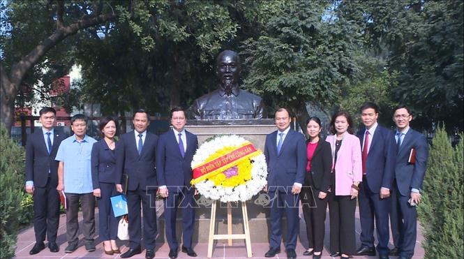 The delegation from the Communist Review led by its Editor-in-Chief Assoc. Prof Le Hai Binh lays a wreath at the statue of President Ho Chi Minh in New Delhi. VNA Photo: Quang Trung