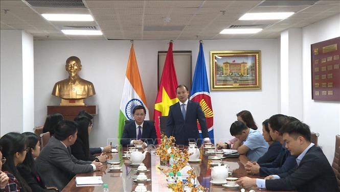 Editor-in-Chief of the Communist Review, Assoc. Prof Le Hai Binh, speaks at a meeting with staff of the Vietnamese Embassy in India. VNA Photo: Quang Trung