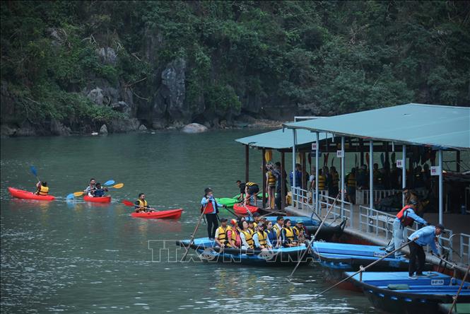 Du khách nước ngoài đến tham quan hang Luồn trên vịnh Hạ Long. Ảnh: Hoàng Hiếu – TTXVN