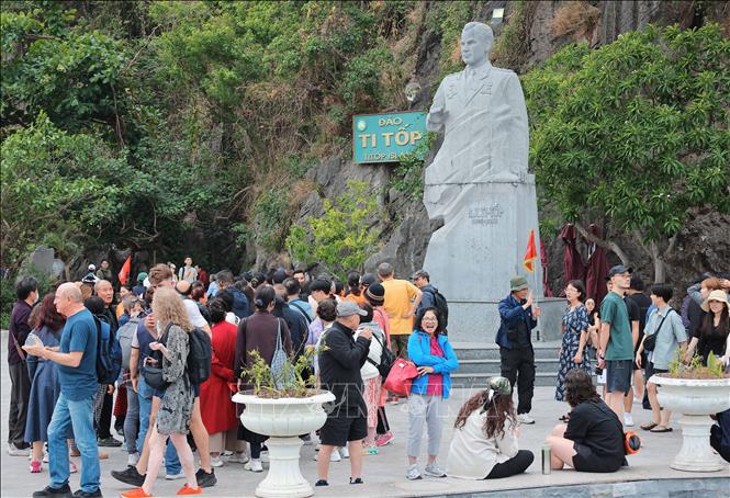 Đảo Ti Tốp được chọn là một trong nhiều điểm tham quan cho du khách trong và ngoài nước khi đến với Vịnh Hạ Long. Ảnh: Hoàng Hiếu - TTXVN