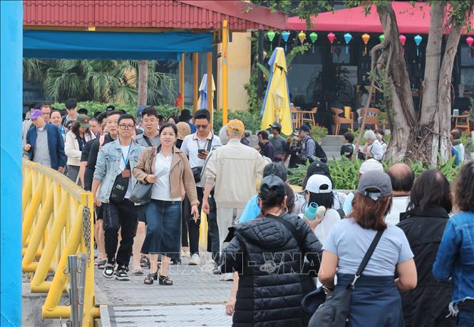 Quảng Ninh đang nỗ lực về đích mục tiêu đón 19 triệu lượt khách đến tham quan, du lịch. Ảnh: Hoàng Hiếu - TTXVN