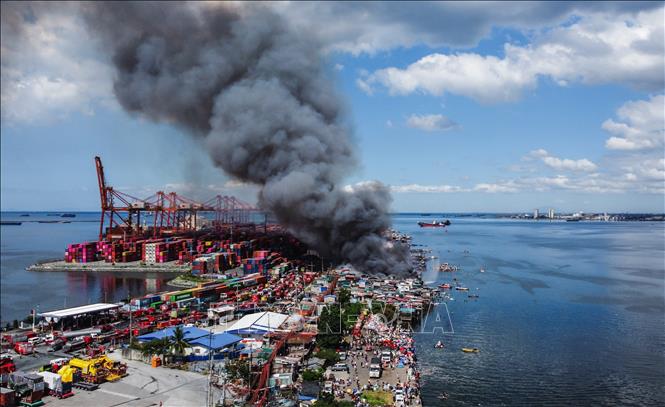 Khói bốc lên từ khu ổ chuột ở thủ đô Manila, Philippines ngày 24/11/2024. Ảnh: THX/TTXVN