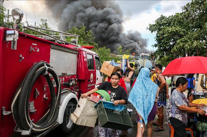 Người dân sơ tán khỏi khu ổ chuột ở thủ đô Manila, Philippines sau vụ hỏa hoạn ngày 24/11/2024. Ảnh: THX/TTXVN